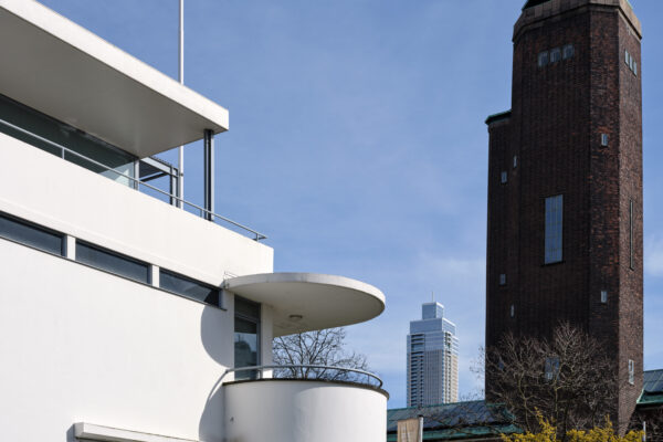 Chabot Museum Rotterdam (detail met rond balkon). OP de achtergrond toren van Museum Bijmansdvan Beuningen en Zalmhaventoren. Foto Ossip van Duivenbode