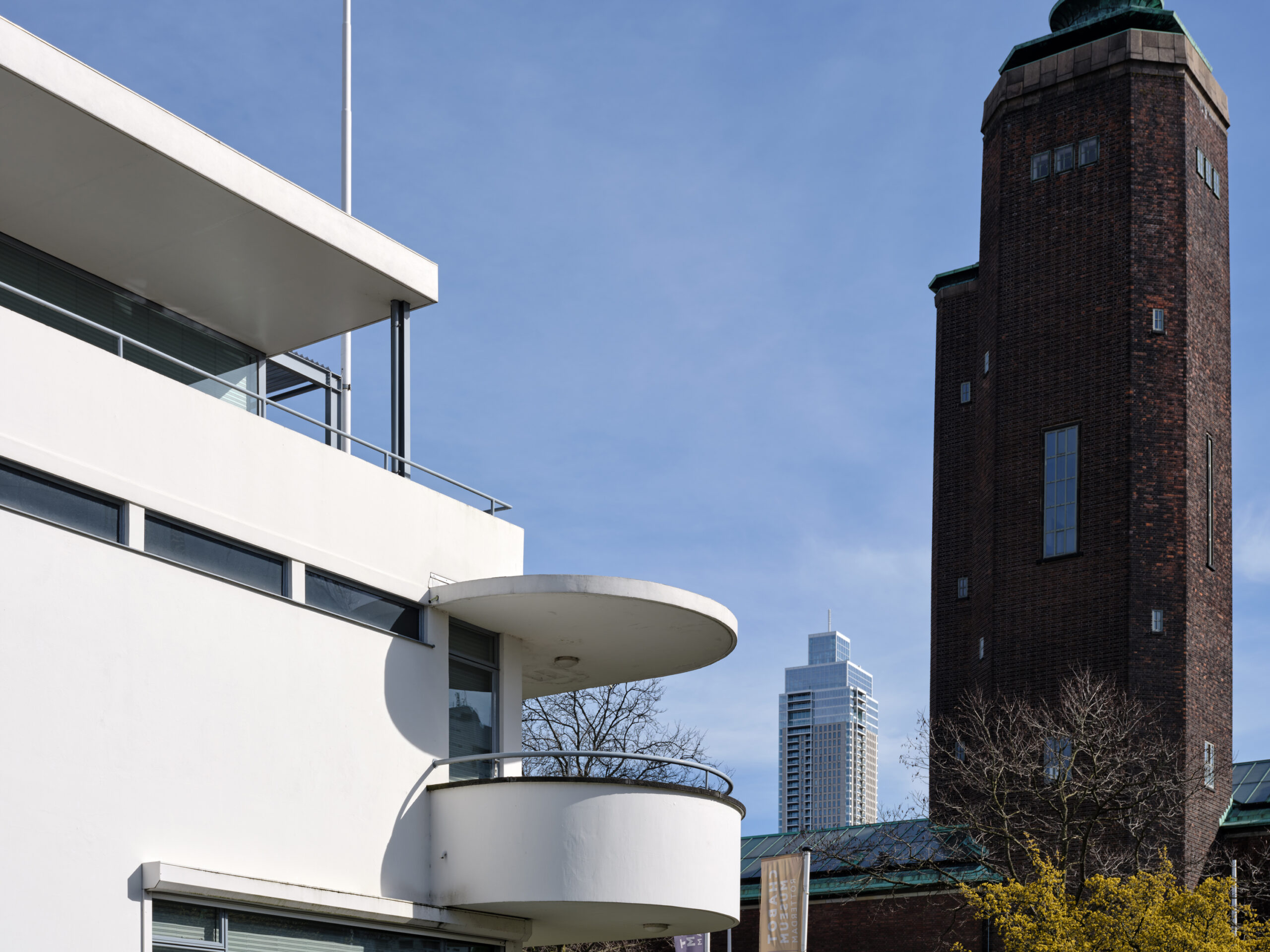 Chabot Museum Rotterdam (detail met rond balkon). OP de achtergrond toren van Museum Bijmansdvan Beuningen en Zalmhaventoren. Foto Ossip van Duivenbode